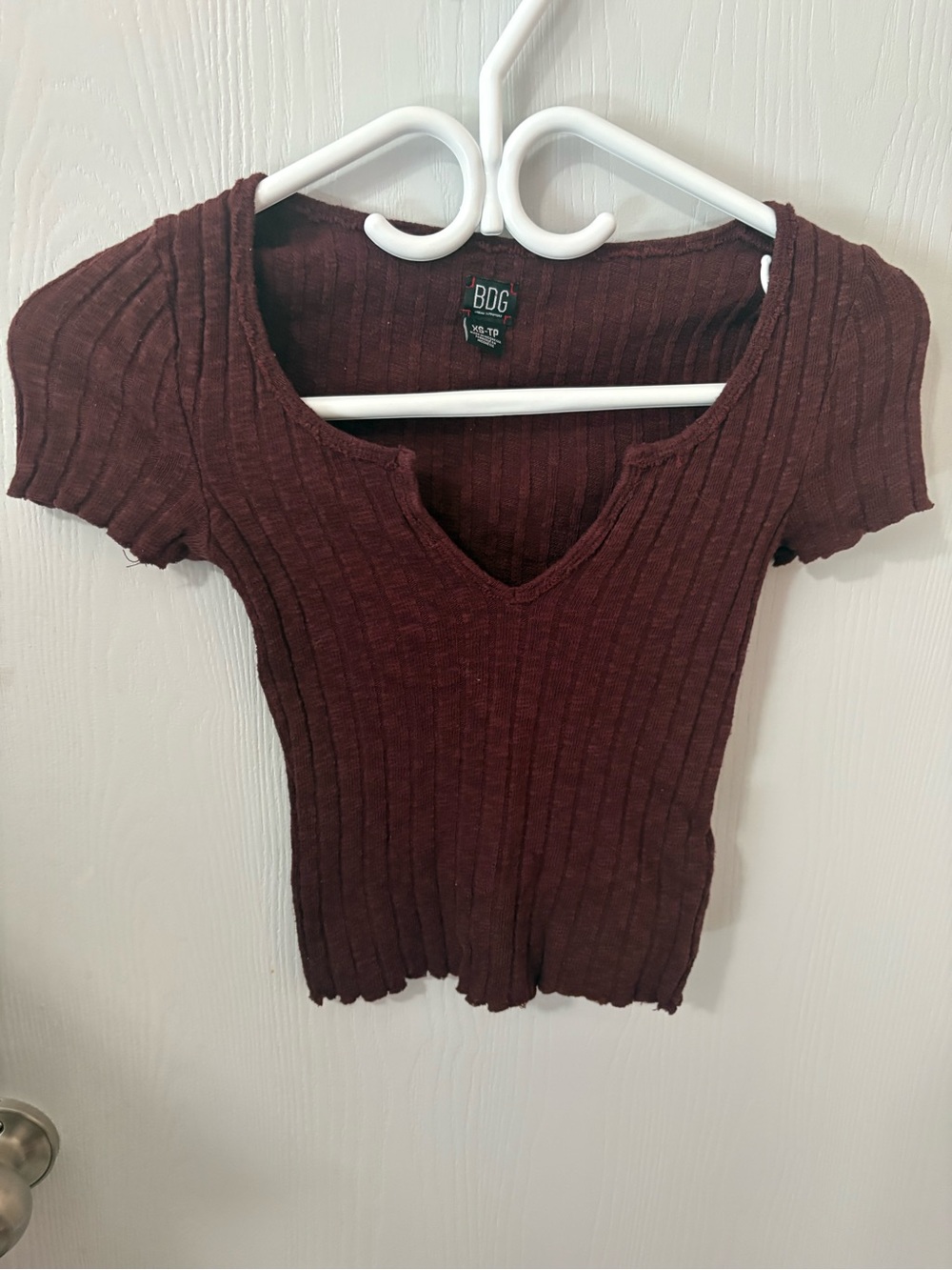 BDG Women's Ribbed burgundy V-Neck Short Sleeve Top size xs